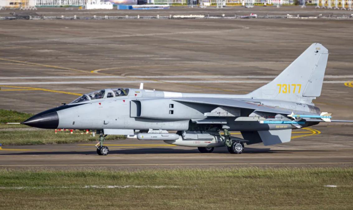 此次阅兵式上，没有出现歼轰7系列战机，其实也符合实际情况。
毕竟，歼轰7系列战机