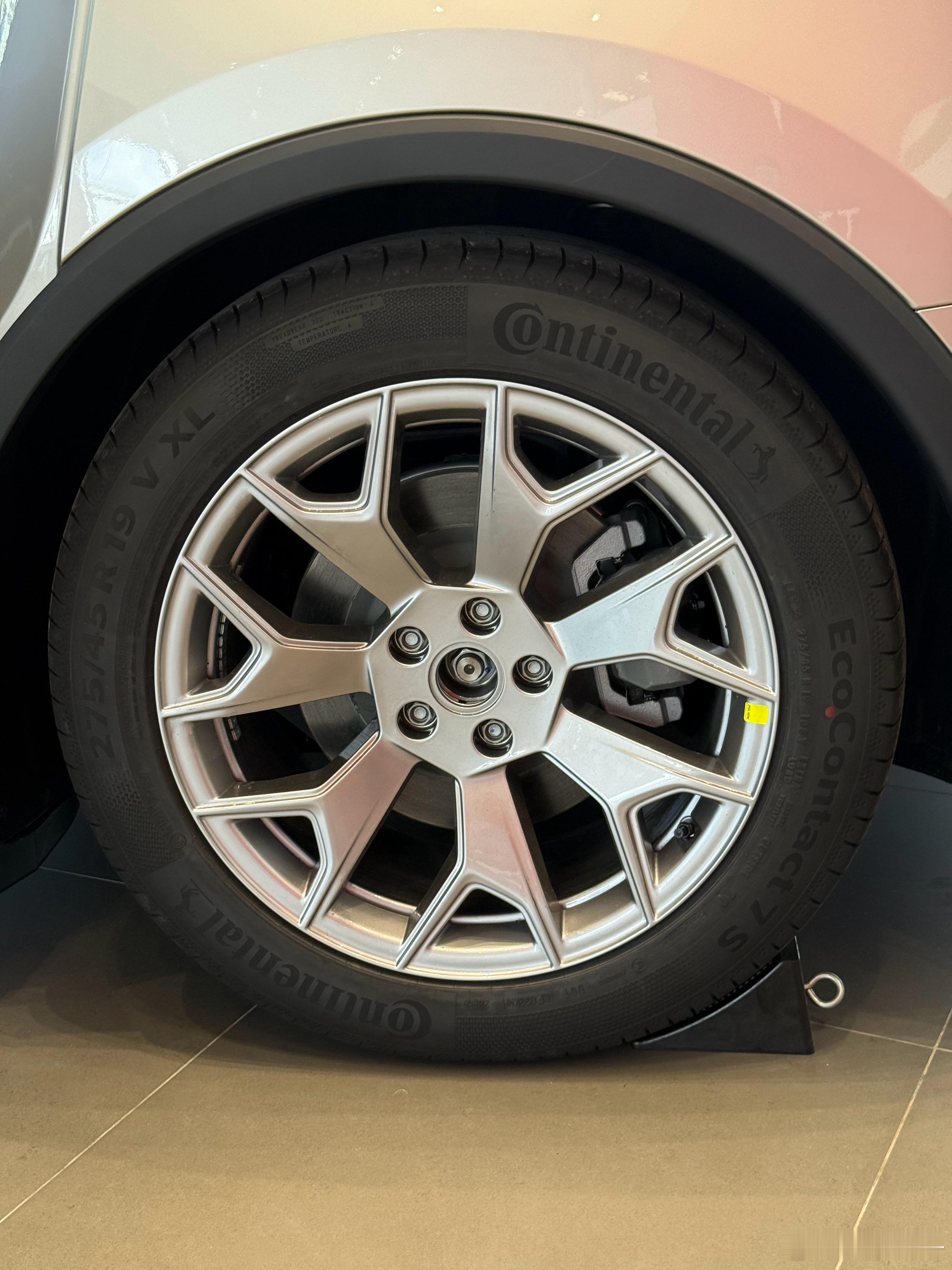 Model Y L轮毂盖拆开的样子比装上好看多了 modelyl 汽车评测 ​​