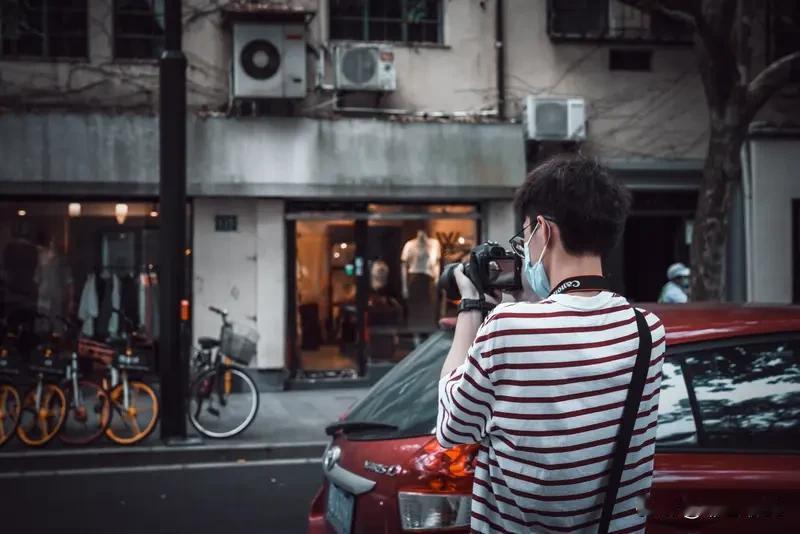 其实，
人之所以不快乐，
有时是攥着太多期待，
不肯放手。
有时是困于别人的眼光