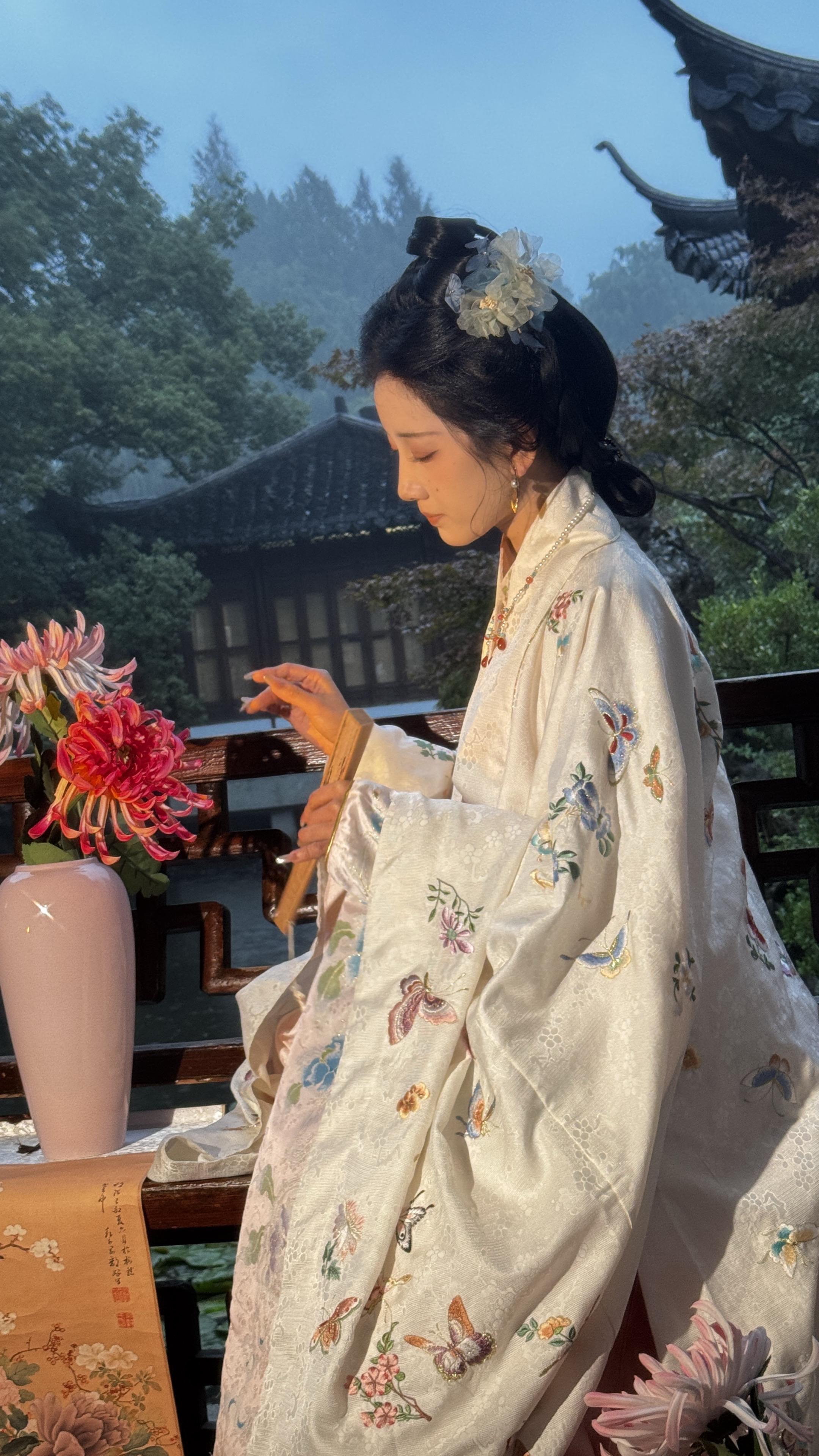 花自飘零 水自流。