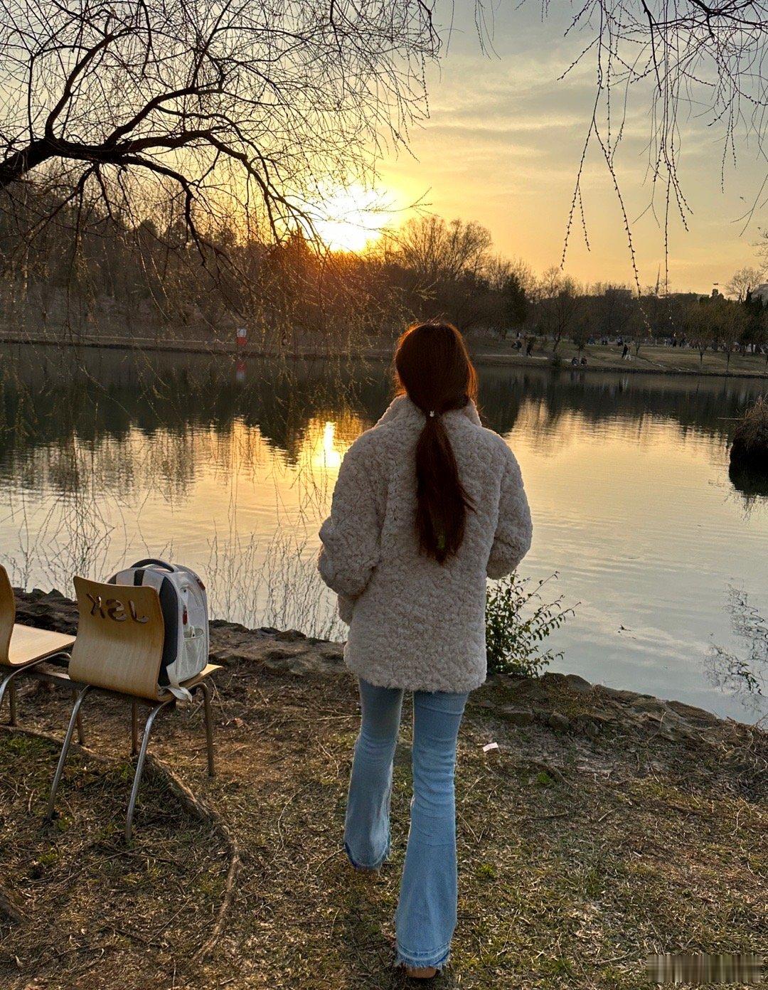 跟妈妈带小猫来公园玩啦 ​​​