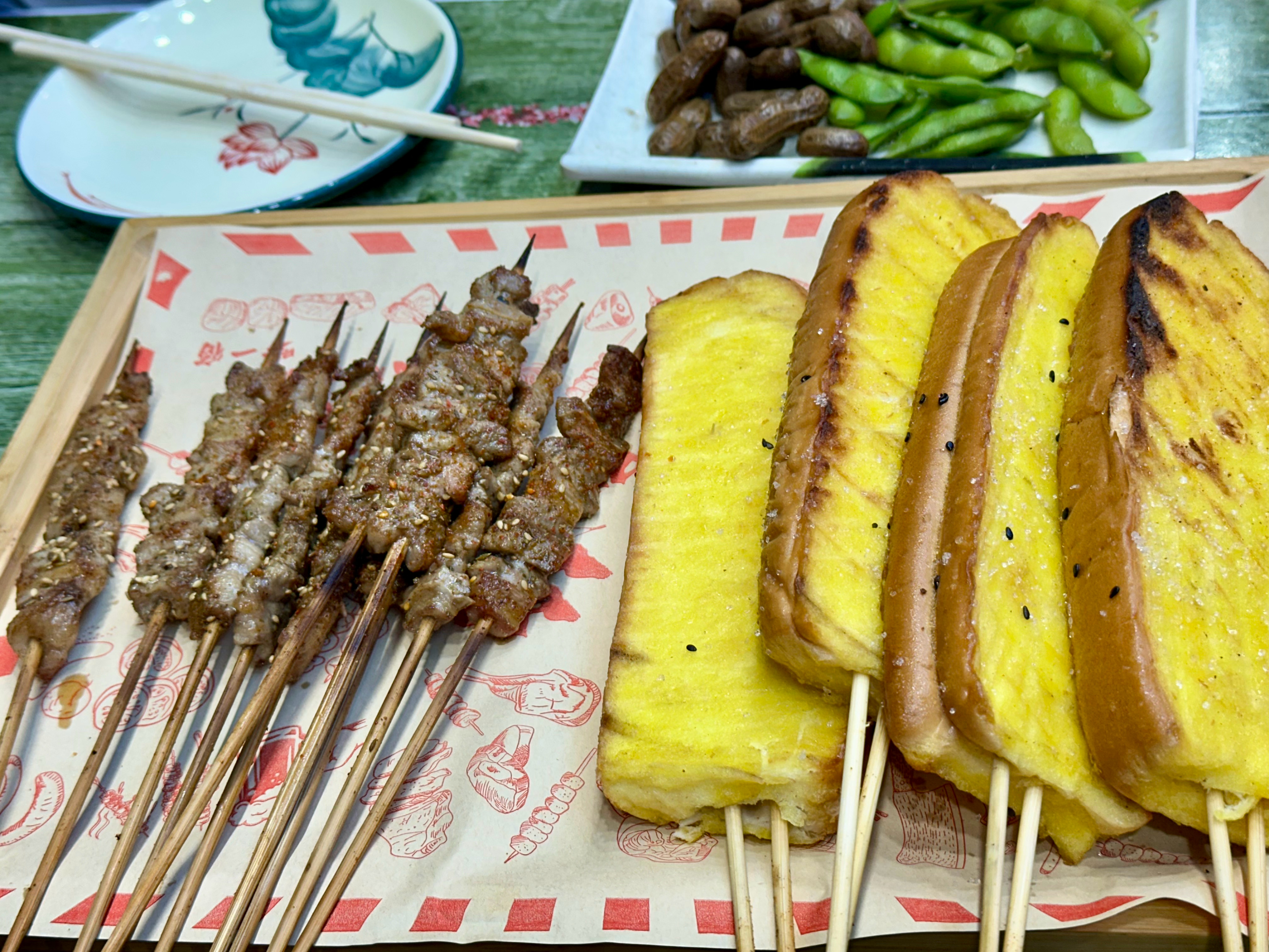 旅行 一顿小烧烤！第一次吃炒方便面、第一次尝试大油边配生蒜🧄，居然感觉还不错?