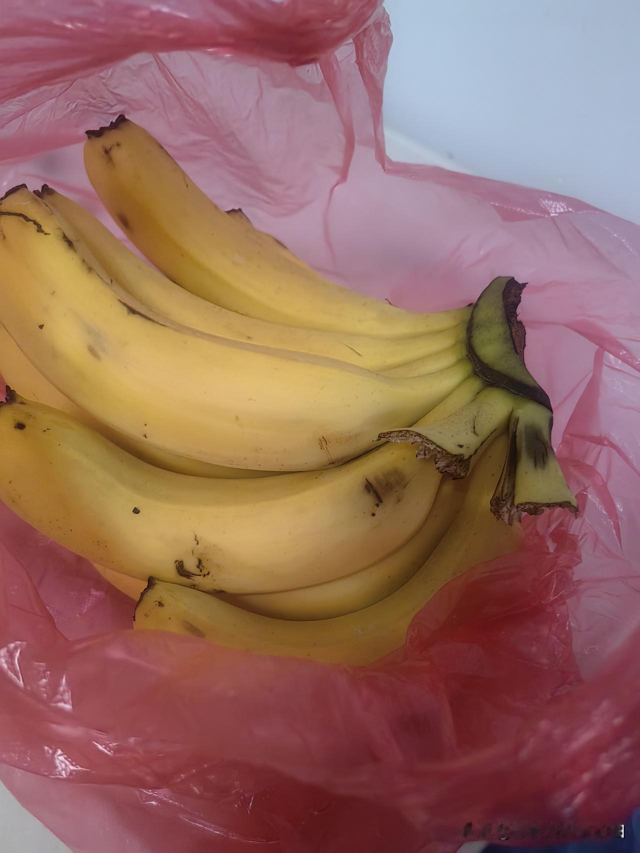 隔壁病房的大哥做的是阑尾炎手术，做了三四天了，他人太胖，正常做个阑尾手术最多一个