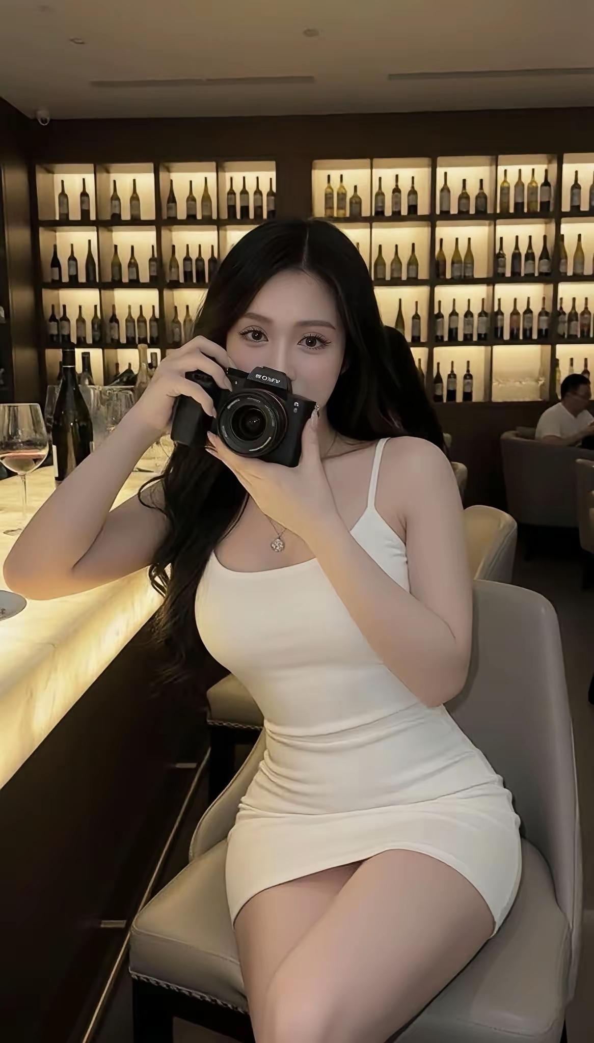 幸福同步走，不聚心中有；
真情常挂念，问候似牵手；
相待无所求，快乐天天有；
相