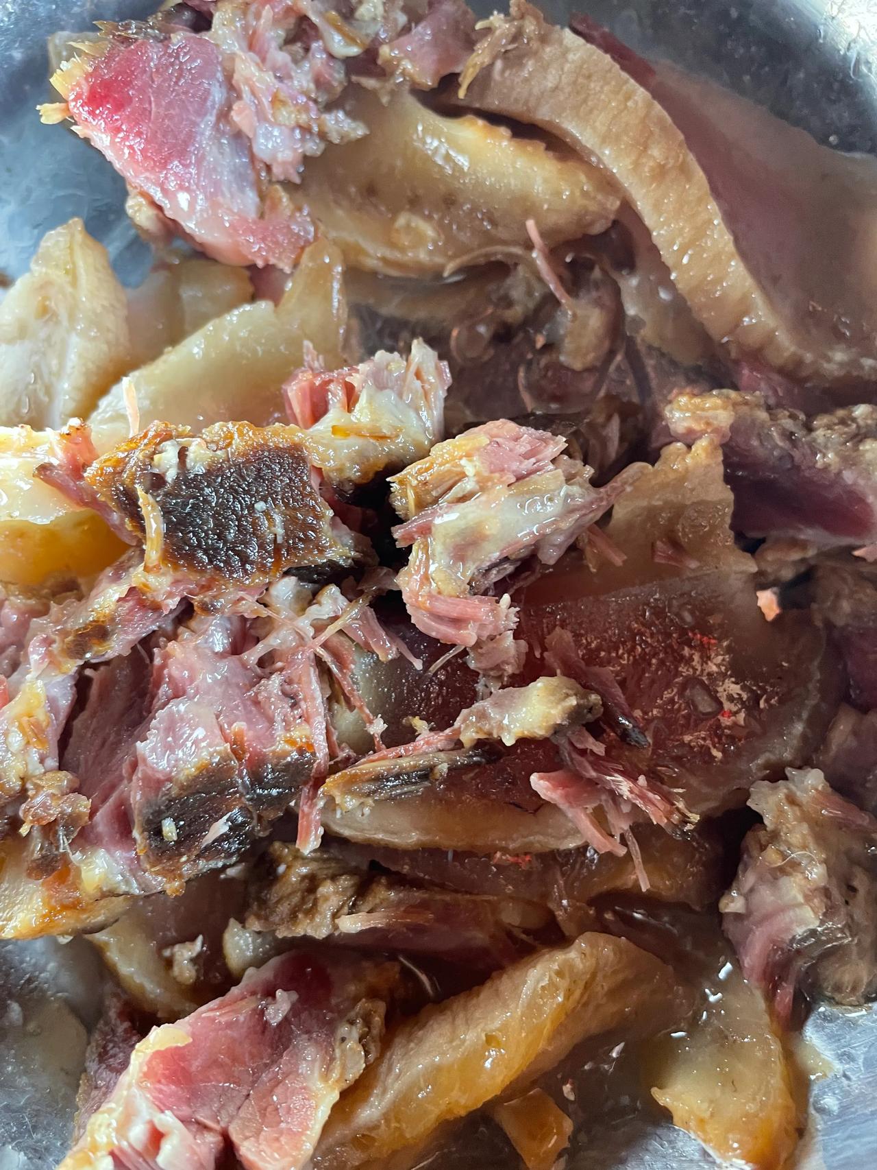 
今天和妈妈一起到雾露顶姨妈家摘柿子、核桃等，还有她煮的火腿市场上买不到。[偷笑