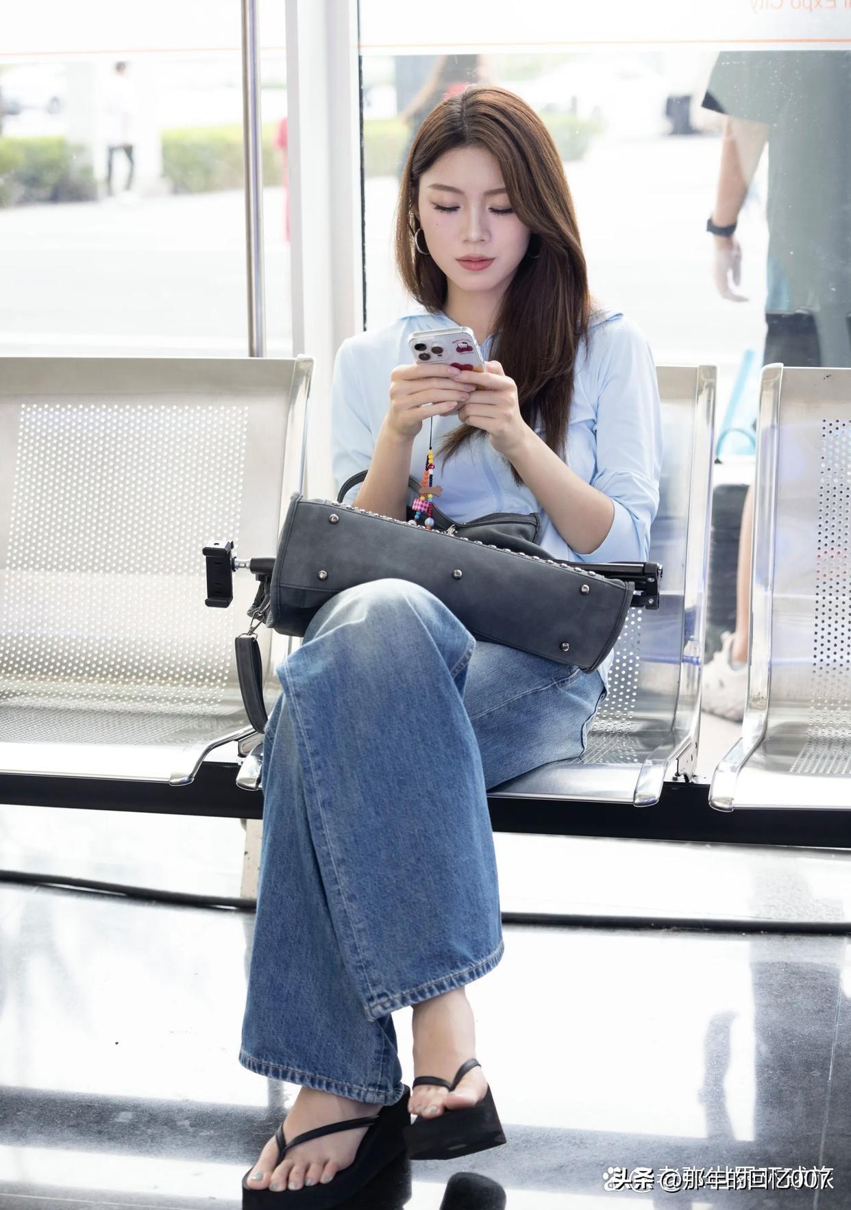 在机场候机室，我总能找到属于自己的小确幸。就像此刻，我优雅地刷着手机，仿佛置身于