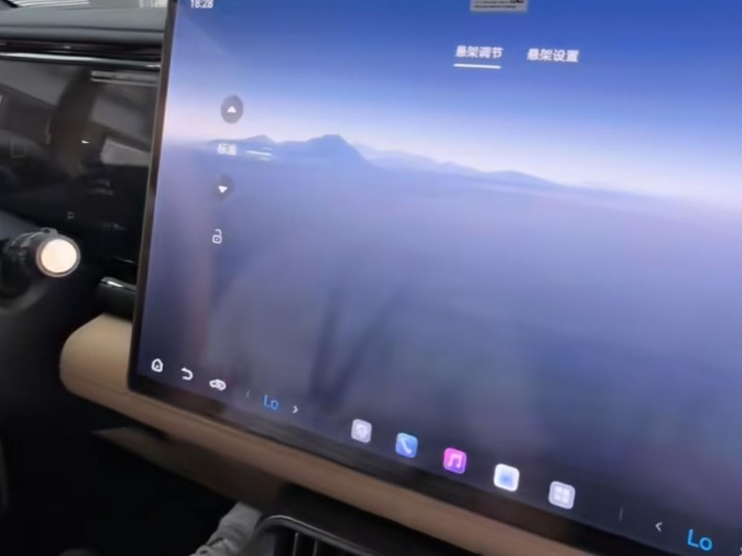 豹8闪充版本有三轮行驶功能你会用吗？先把车子停稳挂入P挡，打开车机或者手机APP