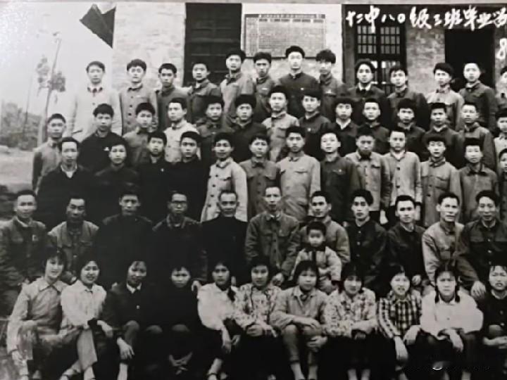 高中毕业一晃43年了，脑海里常常浮现出小时候的点点滴滴。
小时候上学，一周回一次