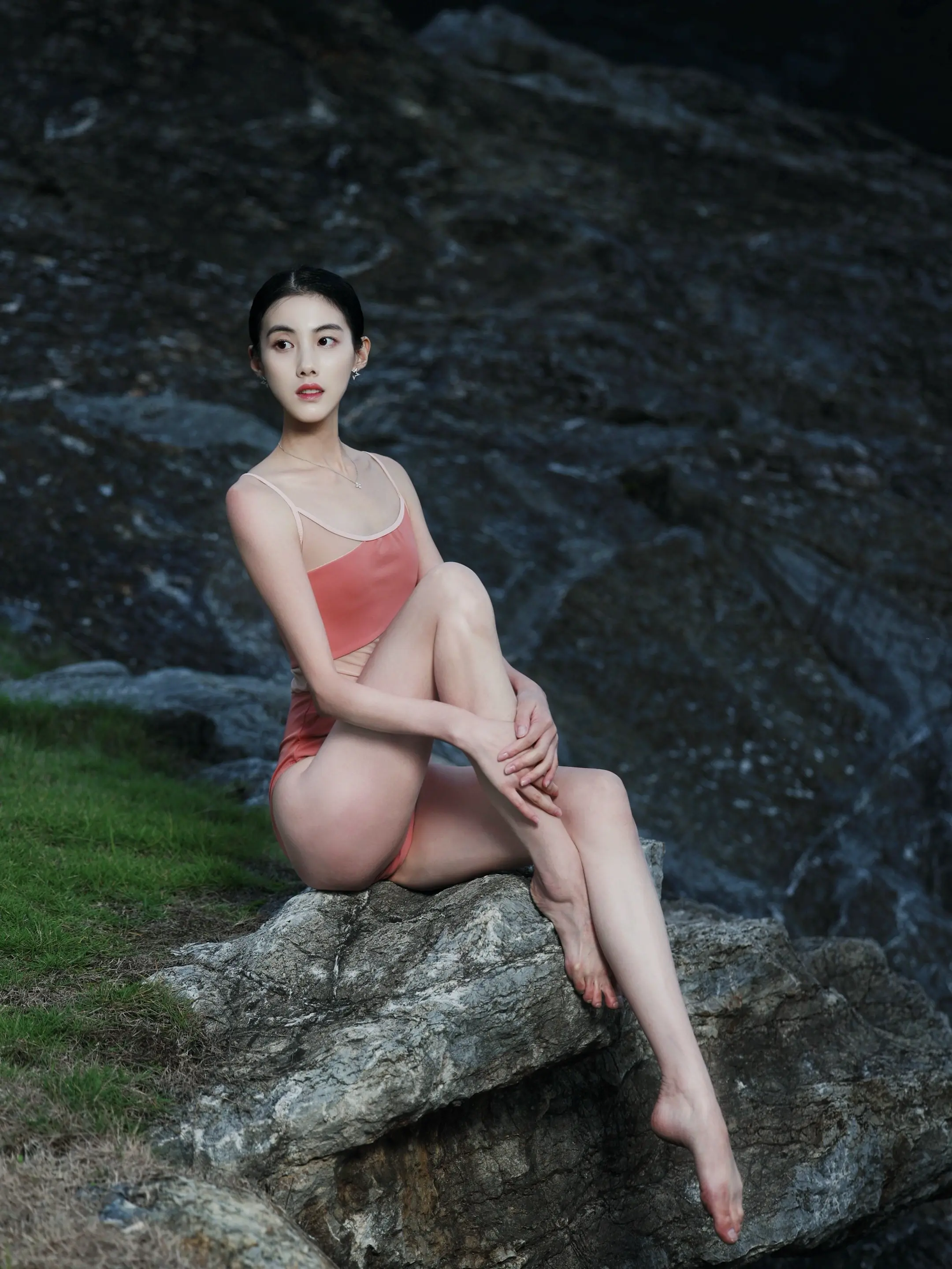 是搁浅的美人鱼？还是悬崖上的金鱼姬？
