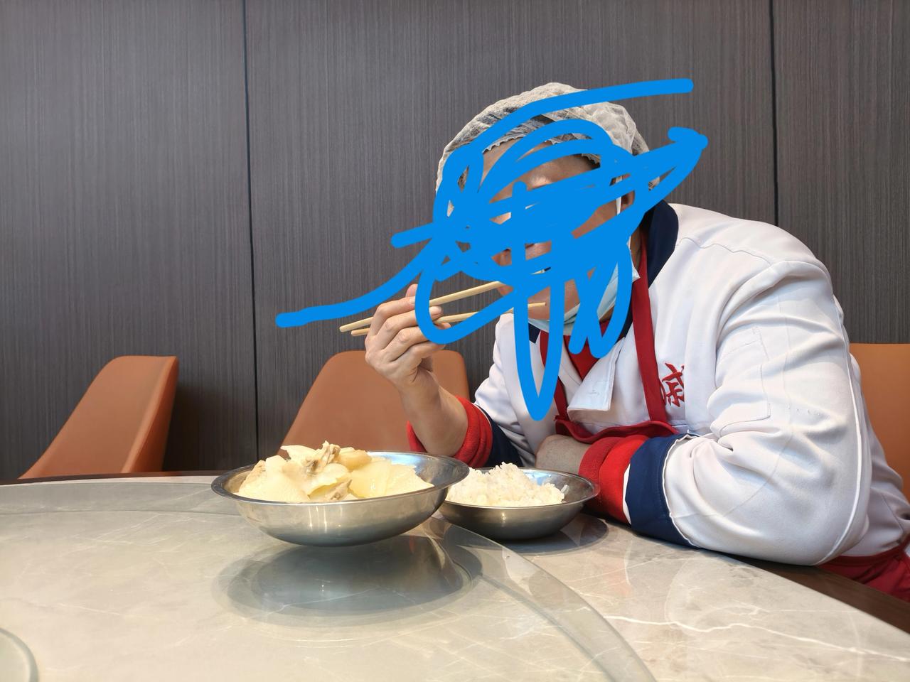 在西贝有股份的同事被开除了
我有一个同事，自己说西贝有她的股份，一年分红19万。