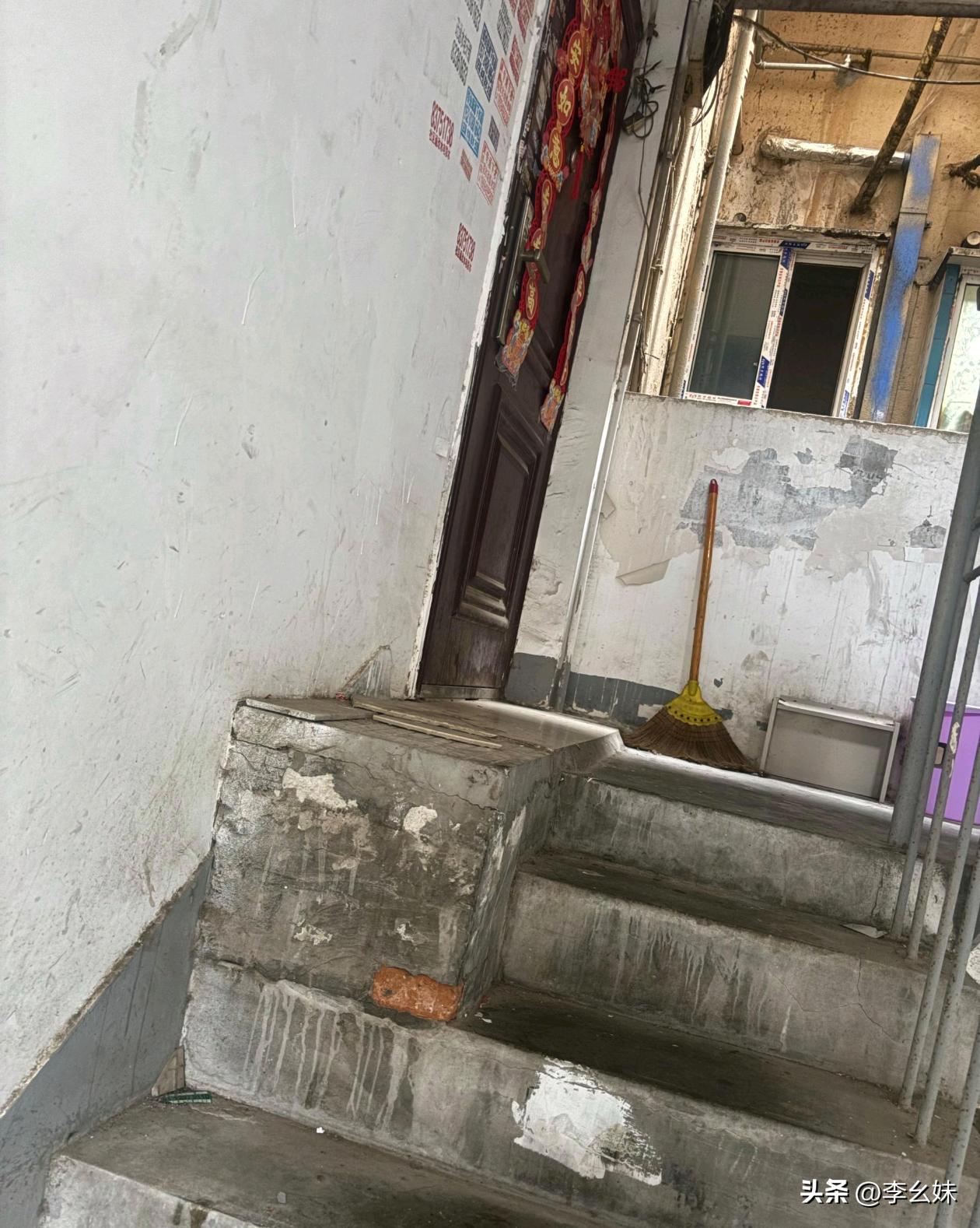 这种直接把楼道砌一块堵起来的，找社区的人能管用吗？