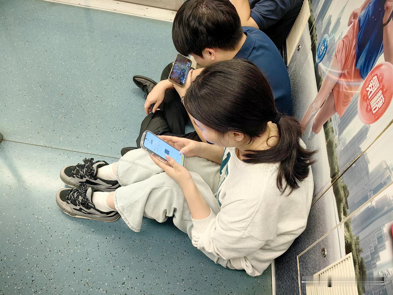 能陪在身边一起坐在地铁地板上的女人，丝毫不顾忌他人的眼光，这位兄弟，就将她就娶了