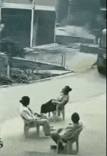 坐着闲聊，竟会遭此横祸，估计是几人怎么也想不到的，太可怕了！