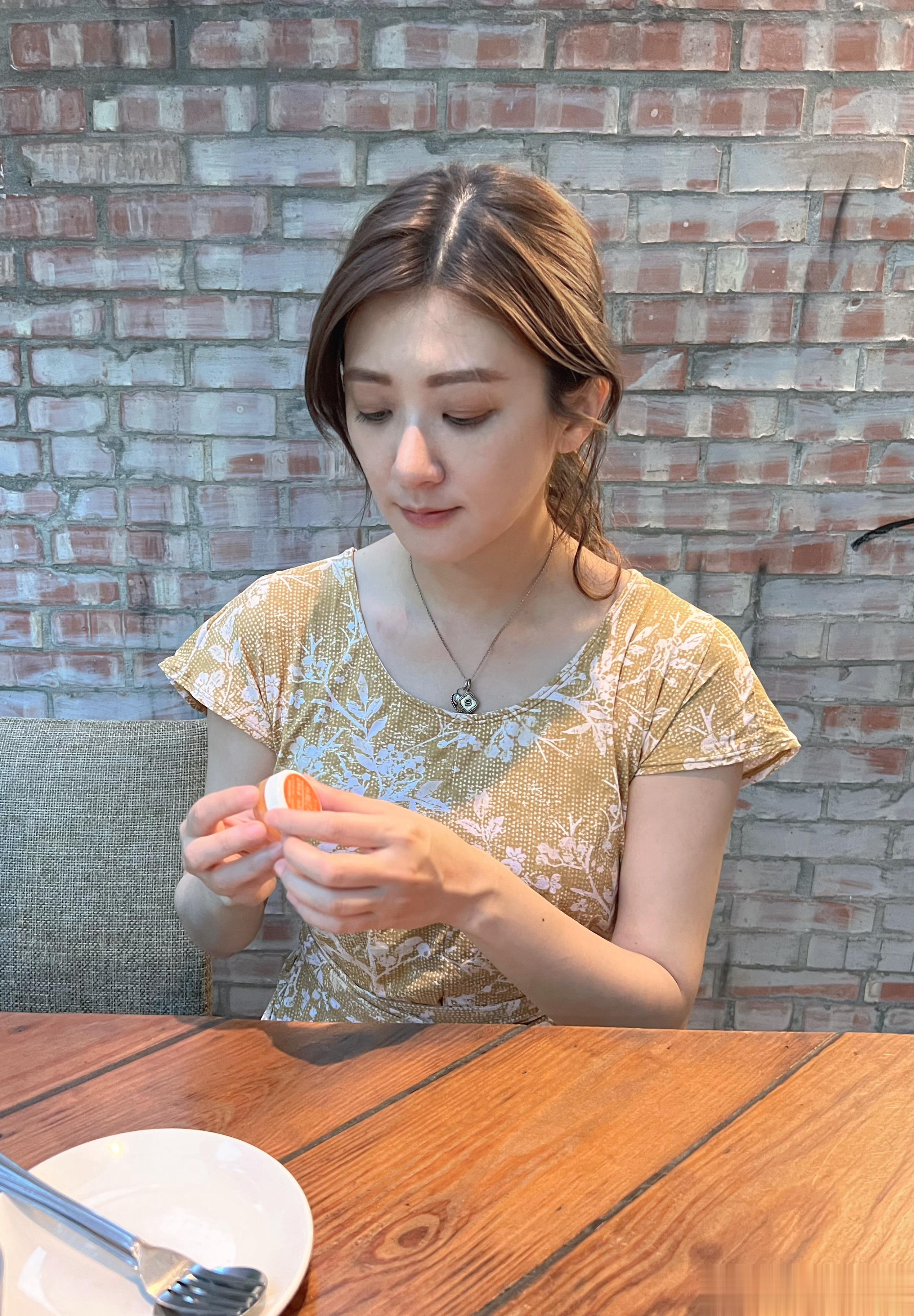 在戶外餐廳坐不到十分鐘，臉頰立刻被蚊子咬一包🤦🏻‍♀️ 趕緊擦個香茅精油膏?