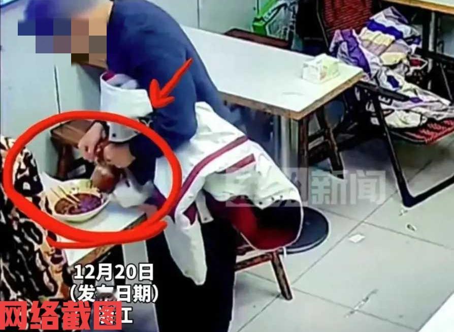 浙江有男子在面馆吃面时，却糟践面馆内的辣椒酱。

男子不知为何如此，在自己吃剩下