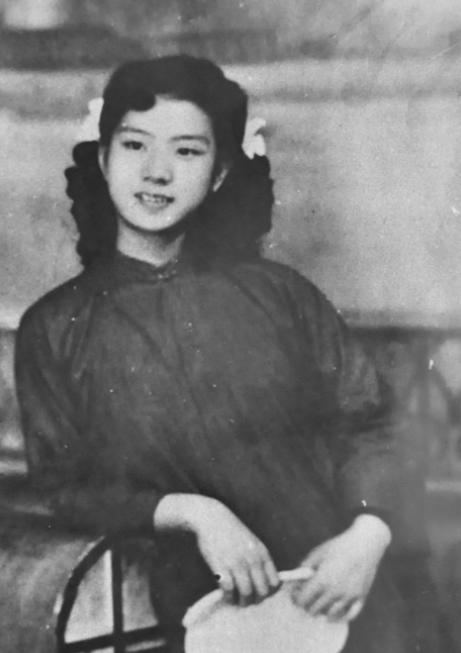 1949年，女战士刘惜芬不幸被捕，审讯时，特务头子毛森用刀划开她的衣服，轻蔑道：