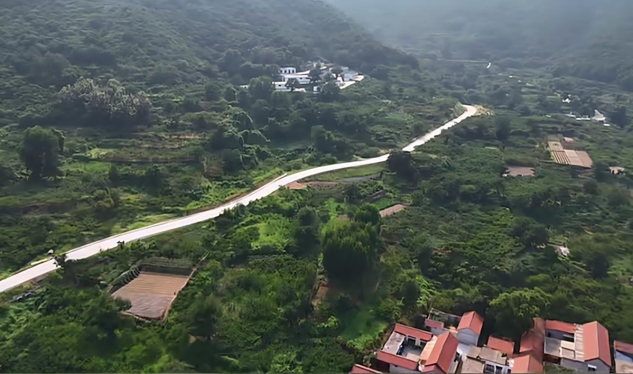 邹平上回村环山路将通，相约进山赏风光

这几天抽空我去邹平上回村山里转了一圈，了