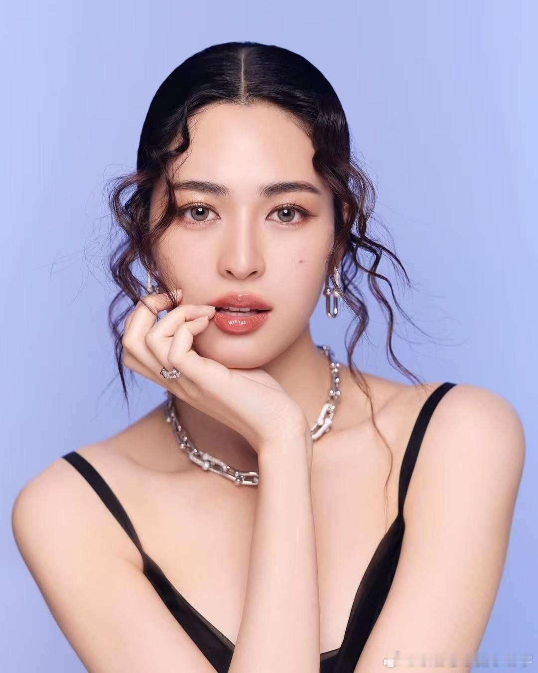 颠覆认知：越爱财的普通女生，反而更容易高嫁。财可以生官杀，对物质有欲望，反而更容