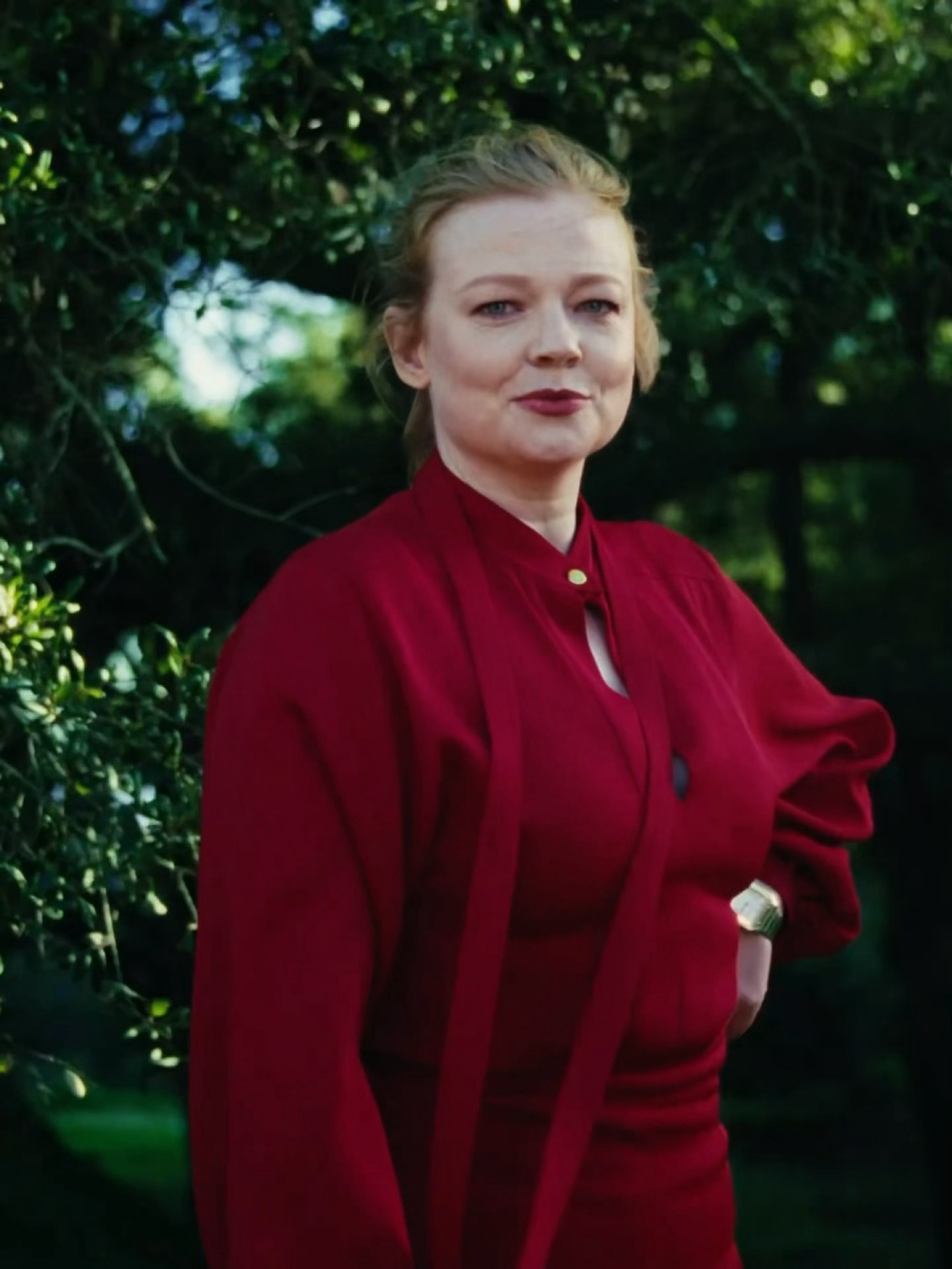 哇 ，VOGUE 二月刊封面居然拍的是 Sarah Snook  ！ 