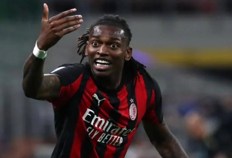 据意大利媒体的报道，米兰前锋莱奥再次成为了意大利足坛的焦点，原因是他注销了自己的