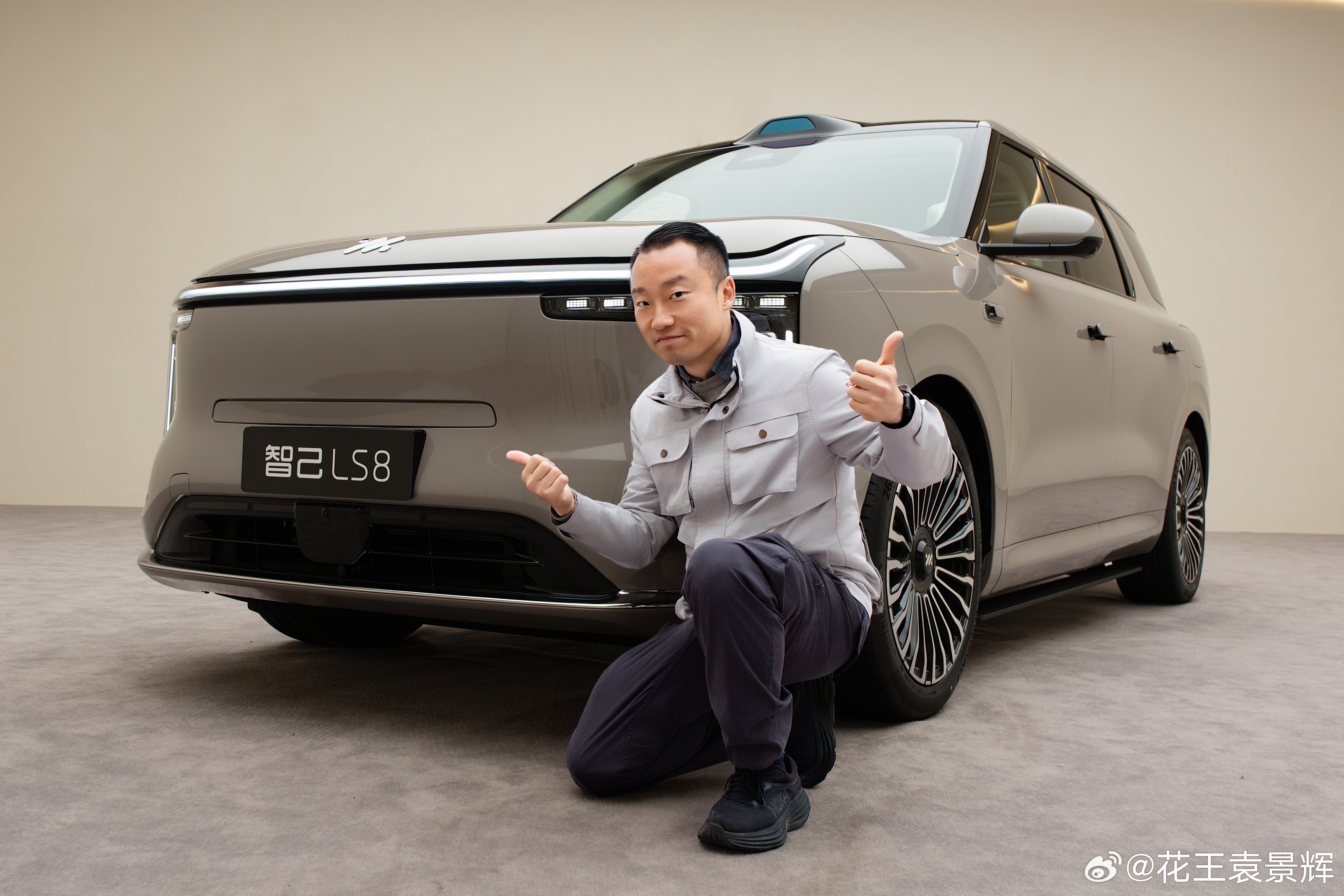 智己LS8拍完了！人已经带着素材往广州赶了！3月26日就预售啦！期待一下！我觉得