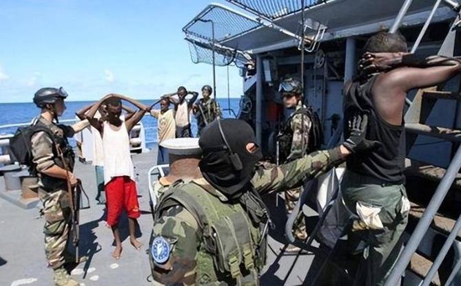 2010年，11名海盗劫持俄罗斯油轮不成，被生擒。海盗头子叫嚣：“按照国际公约，