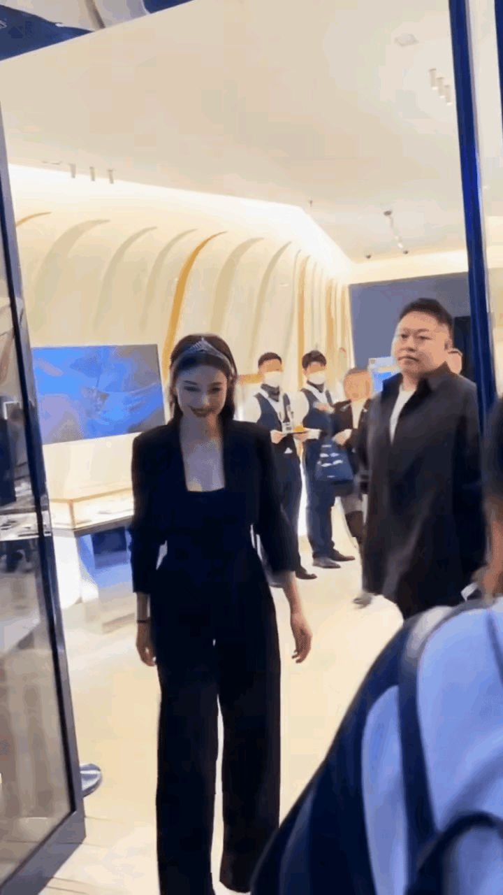 高圆圆快五十岁了，但依然很漂亮