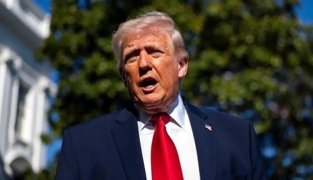 特朗普下总统令！全面封锁海峡，拦截缴费船只，却犯了一个致命的错，4月13日，美军