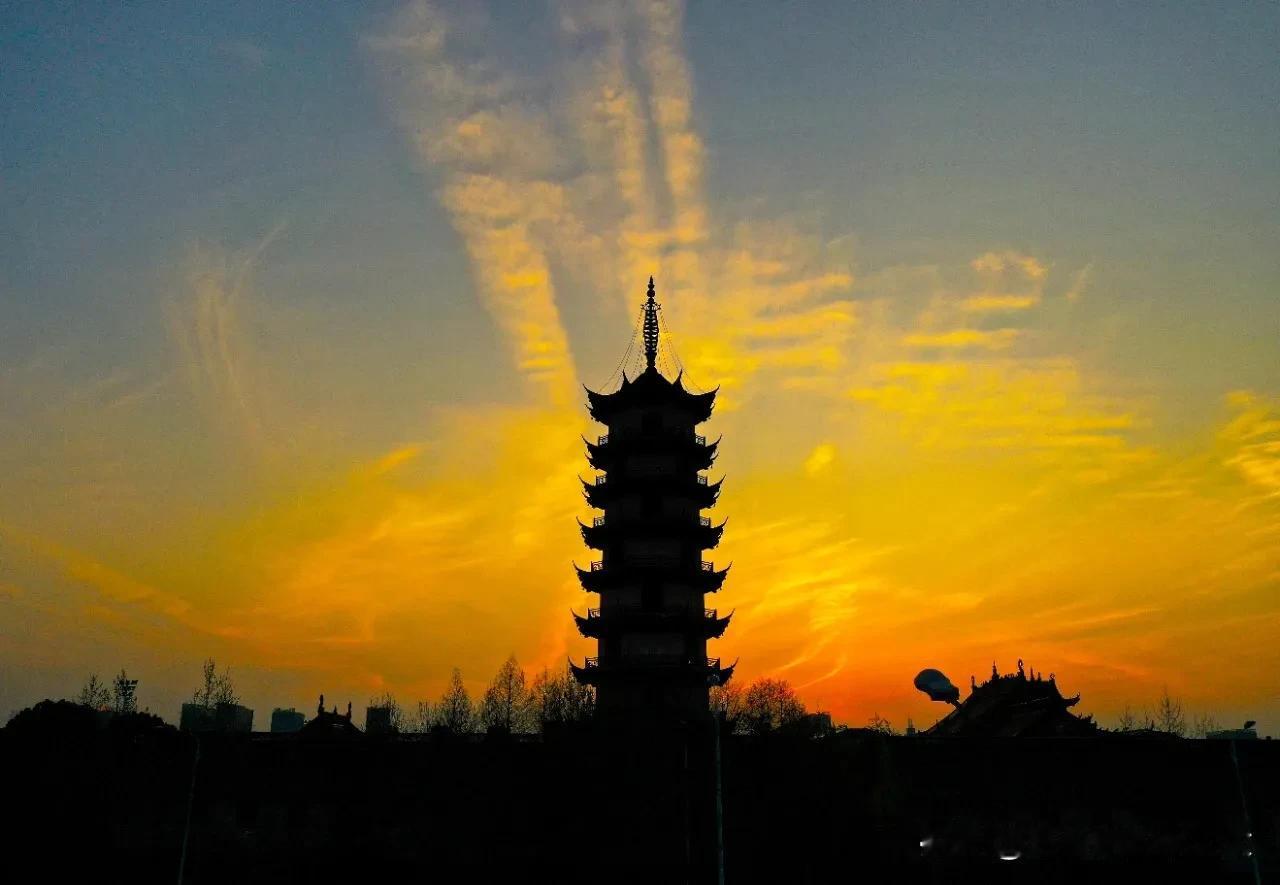 #分享一张天空美照#
可以不光芒万丈，但别停止自己发光.