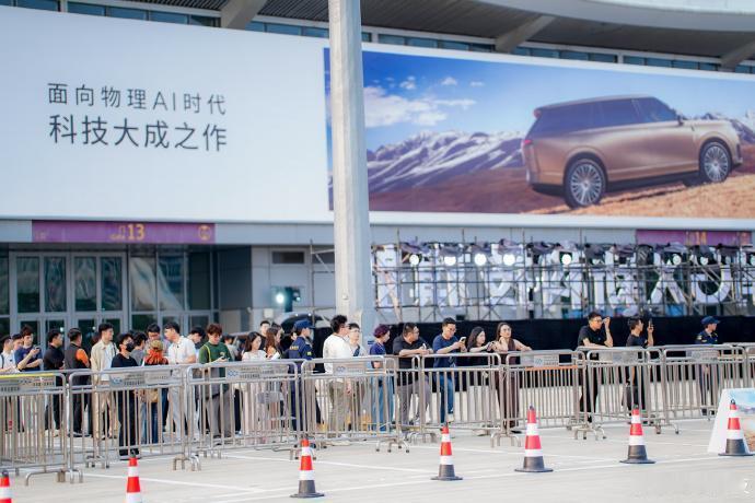 前方已经在进场了，知道大家想看什么，车模走一波~[奸笑][憨笑]