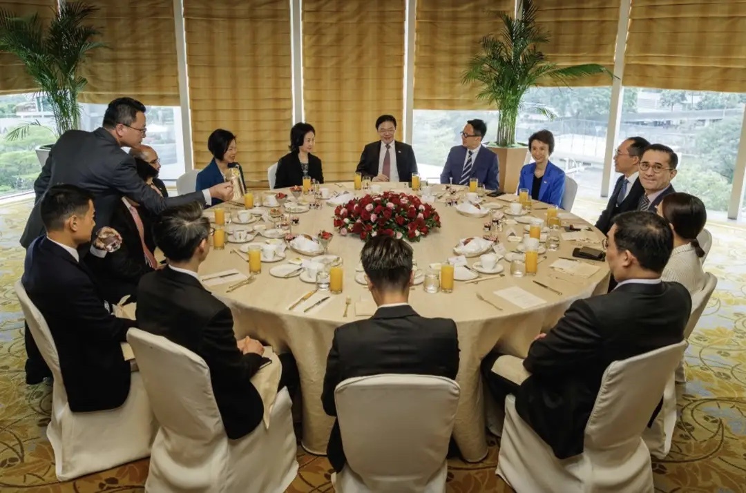 香港顶级富二代共进早餐，何超琼李泽楷坐中间，霍启刚郑志雯也在！ 