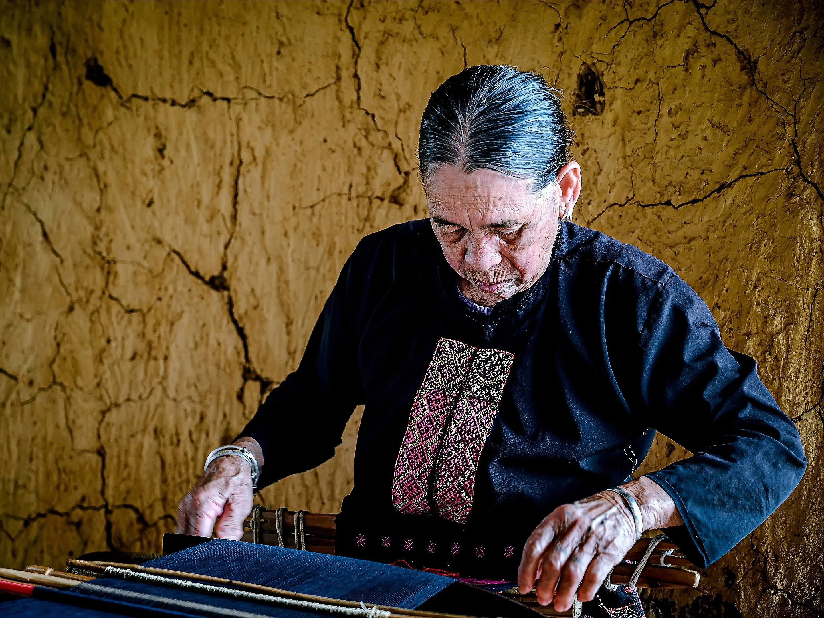 海南保亭槟榔谷里的黎族非遗文化传承人。槟榔谷，中国首家民族文化型国家5...