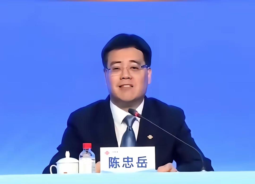 今天看到个新闻，我直接笑出声。
移动的新董事长，是从联通调过去的。再往前一扒，好