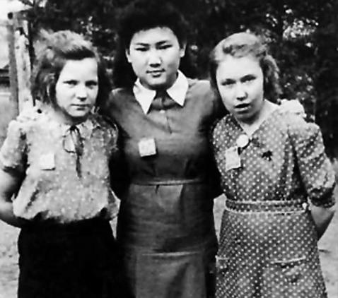 1943年，一名17岁的中国少女被抓进了纳粹集中营，德军士兵还在少女的身上发现了