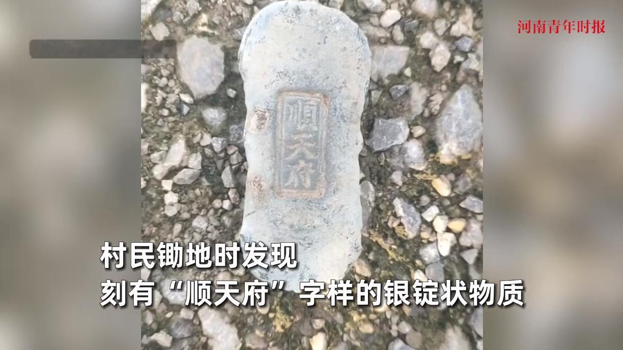 “这就是命啊！”2025年8月，广西南宁，一位村民大妈在村里锄地时，意外捡到了不