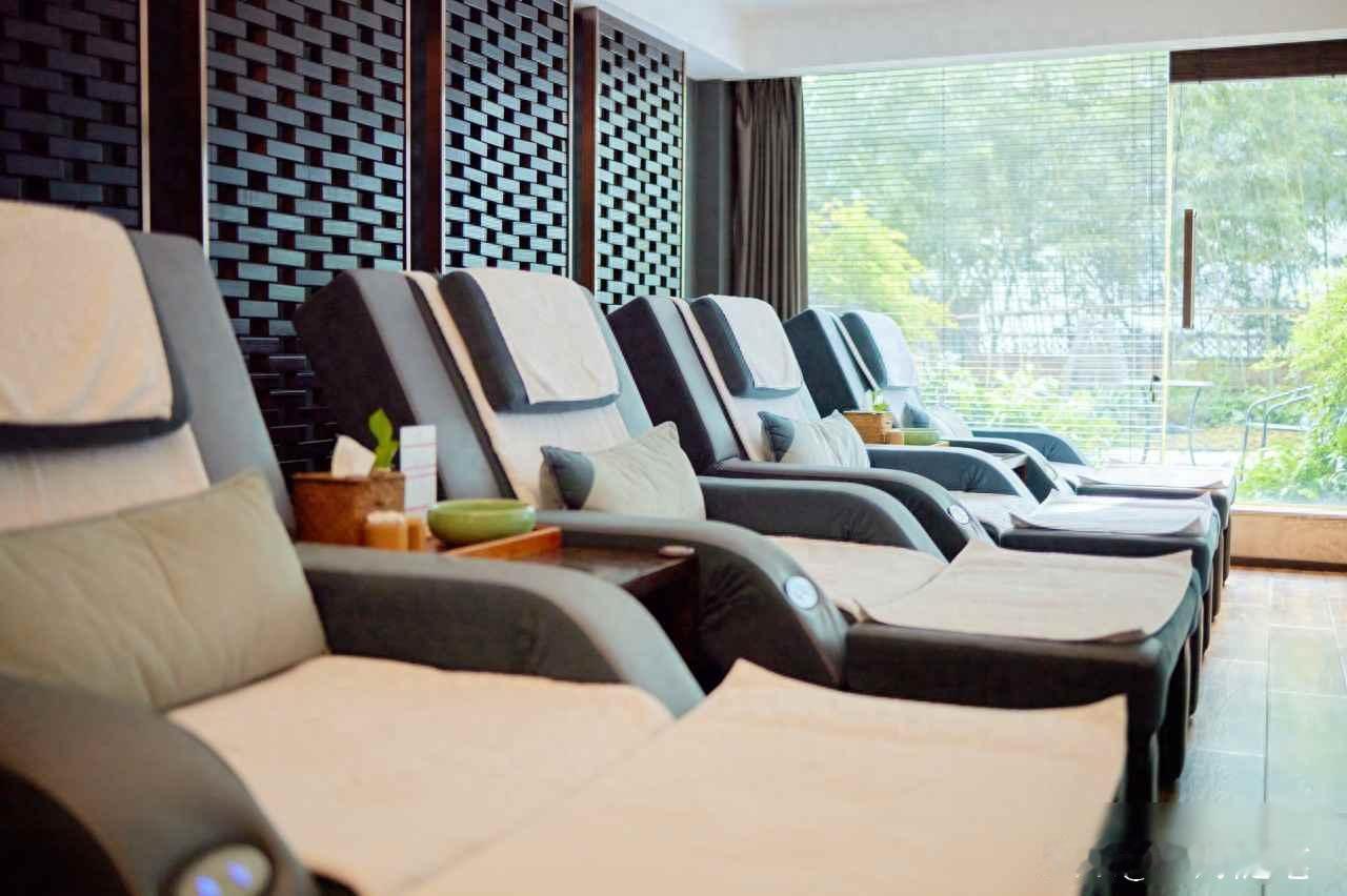 太嚣张！
上海一男子足浴店点4名技师按摩不付钱，主动报警请警察解决纠纷——

这