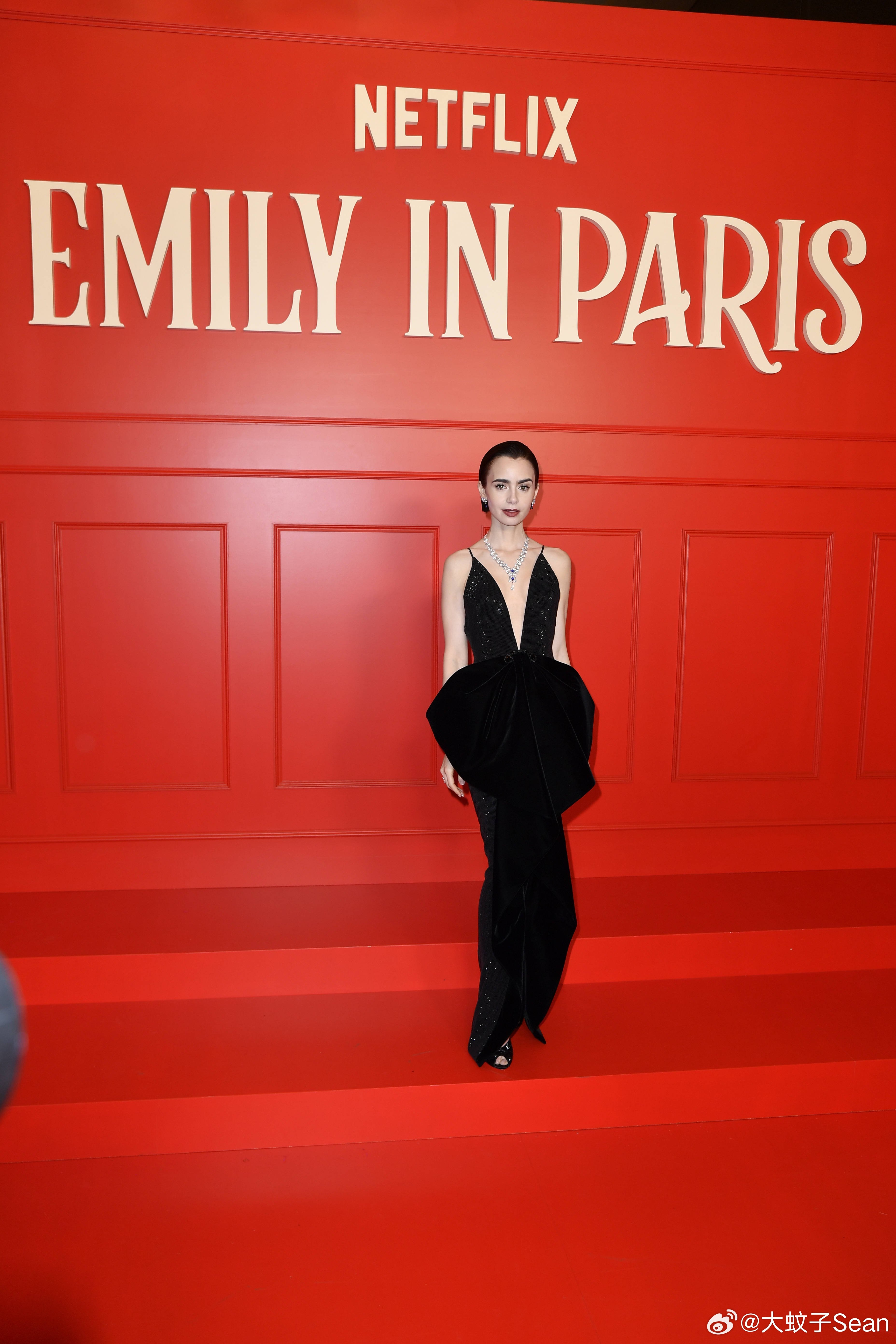 Lily collins莉莉柯林斯在巴黎出席热剧《艾米丽在巴黎》第五季的首映礼，