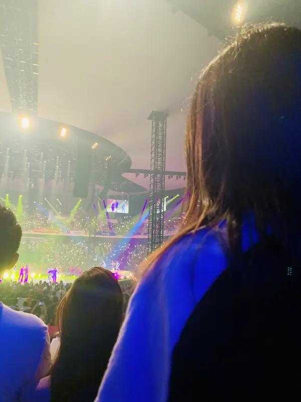 谢娜首场个人演唱会，半个娱乐圈送花篮，1.2万人场馆座无虚席，“堪比五一5A级景