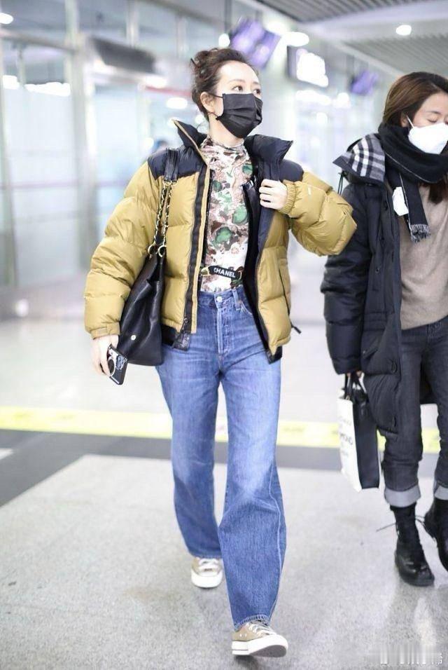 王鸥当妈后气质大变样！穿黄色羽绒服配碎花内衬，时髦又洋气！ 