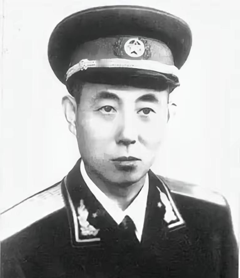 1944年，杜希刚正躺在炕上睡觉，就听到外面的狗叫得有些反常，他顺手摸出藏在枕头