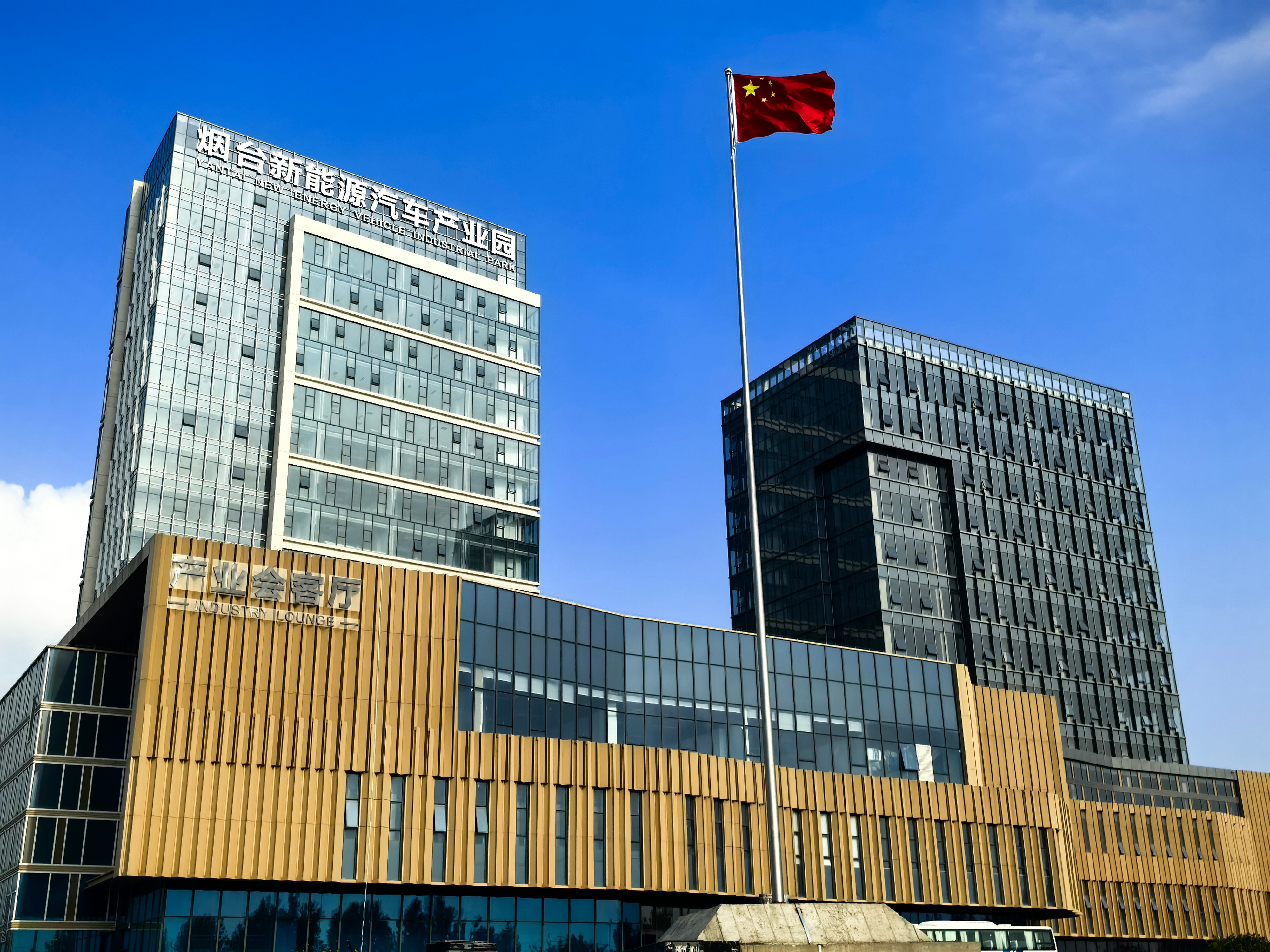 烟台市产业会客厅总建筑面积6000平方米，被誉为新能源汽车产业园的“最强大脑”。