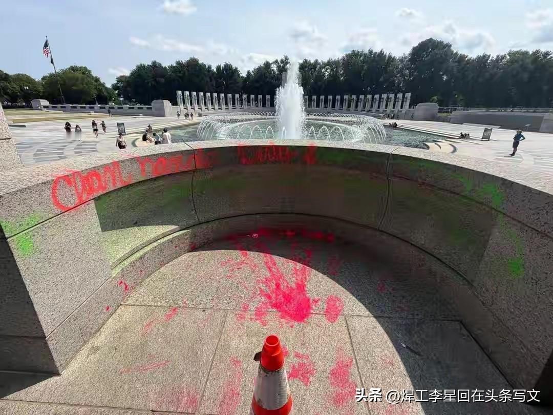 美联社：二战纪念碑遭喷漆破坏的嫌疑人已被拘留并确认身份，是41岁的梅丽莎·法里斯