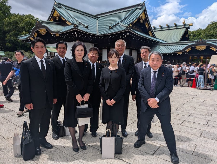 汉奸石平参拜靖国神社 这种汉奸干出什么事都不奇怪，他很清楚，成了汉奸就没有回头的