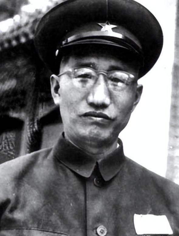 在1970年的一个寒冷冬晨，河北某军营前，一位身着朴素的老人因要见儿子而被拦在门