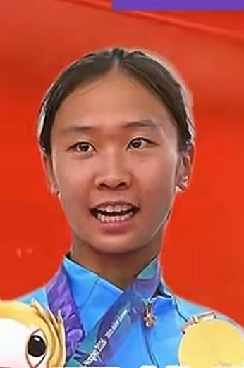 记住这个女孩——孟鑫。在夺得本届亚运会中国代表队首枚金牌的现代女子五项团体金牌获