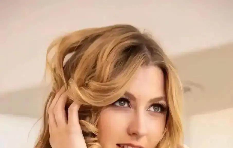 成人片女主杀回主流剧，首播冲榜。
18岁入行，21岁退学。
白天蹭社区学院的表演