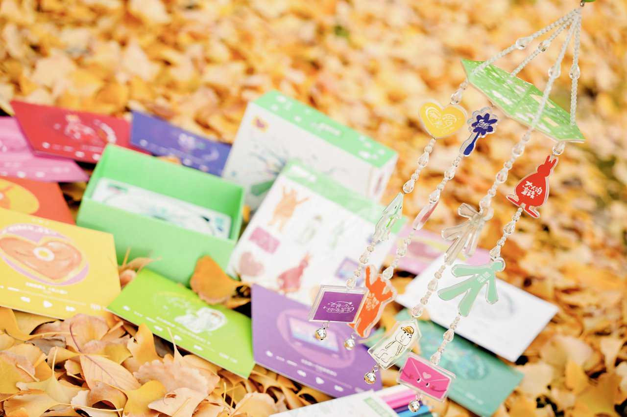 给风铃创作中，每一笔都是爱～ 太有意思了[派对R][派对R] 陆虎流行歌手实体专