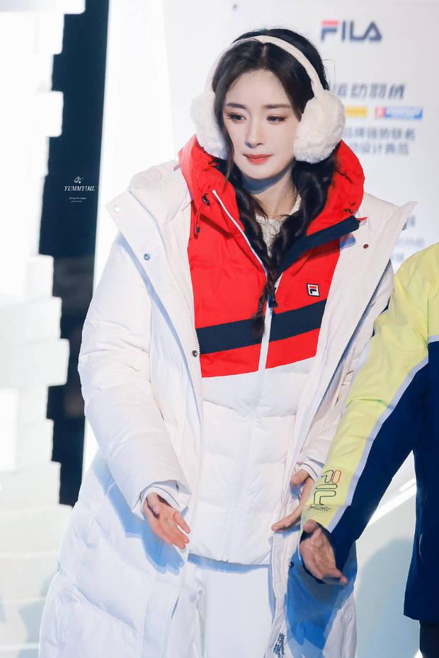 杨幂戴毛绒耳罩保暖又可爱 纯白LOOK宛如冬季雪人
搜狐娱乐讯 11月21日，杨