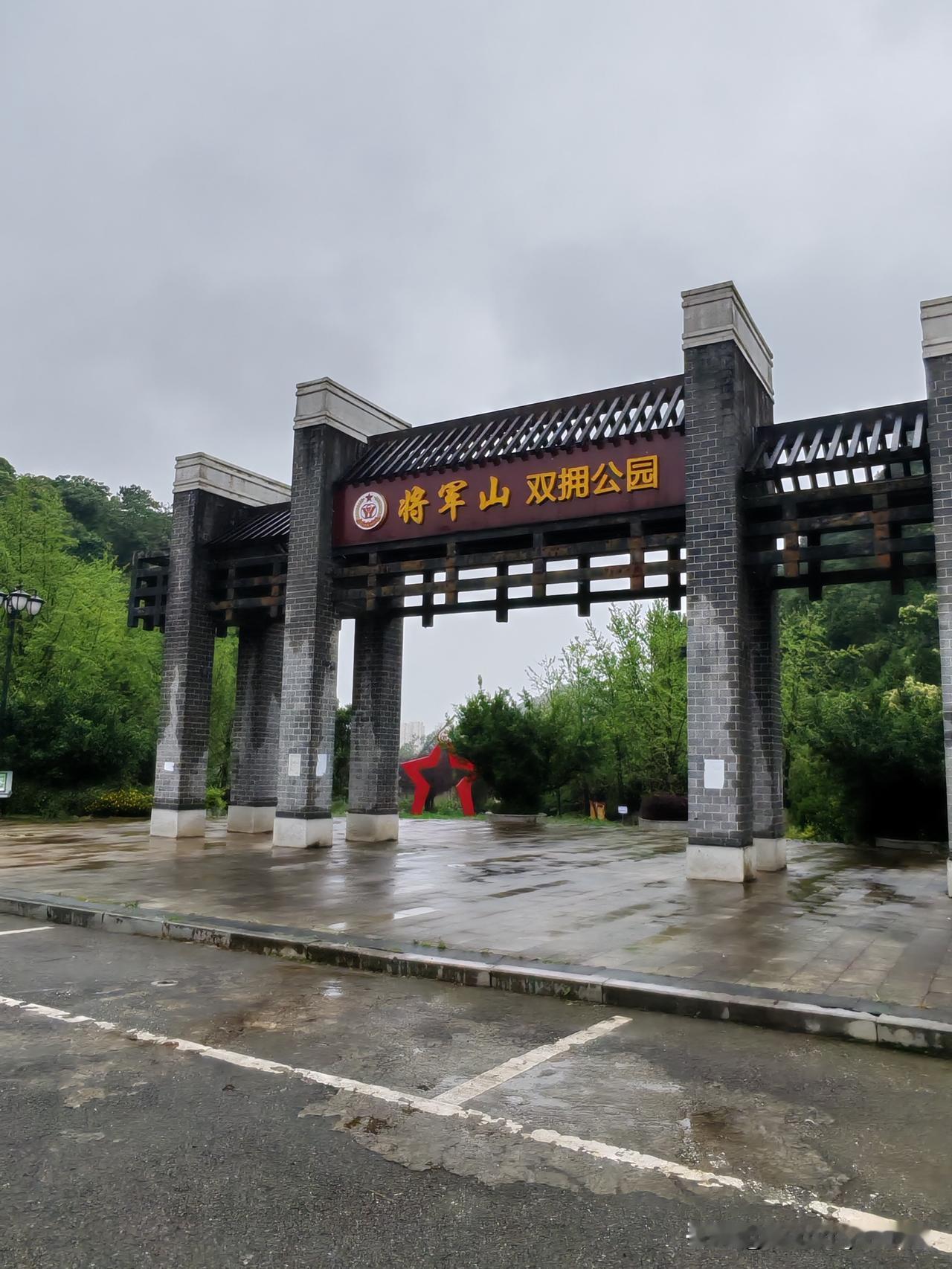 避暑贵州第五天：都匀~贵阳，全程国道
   都匀已经凉快起来，都要穿两件衣服了。