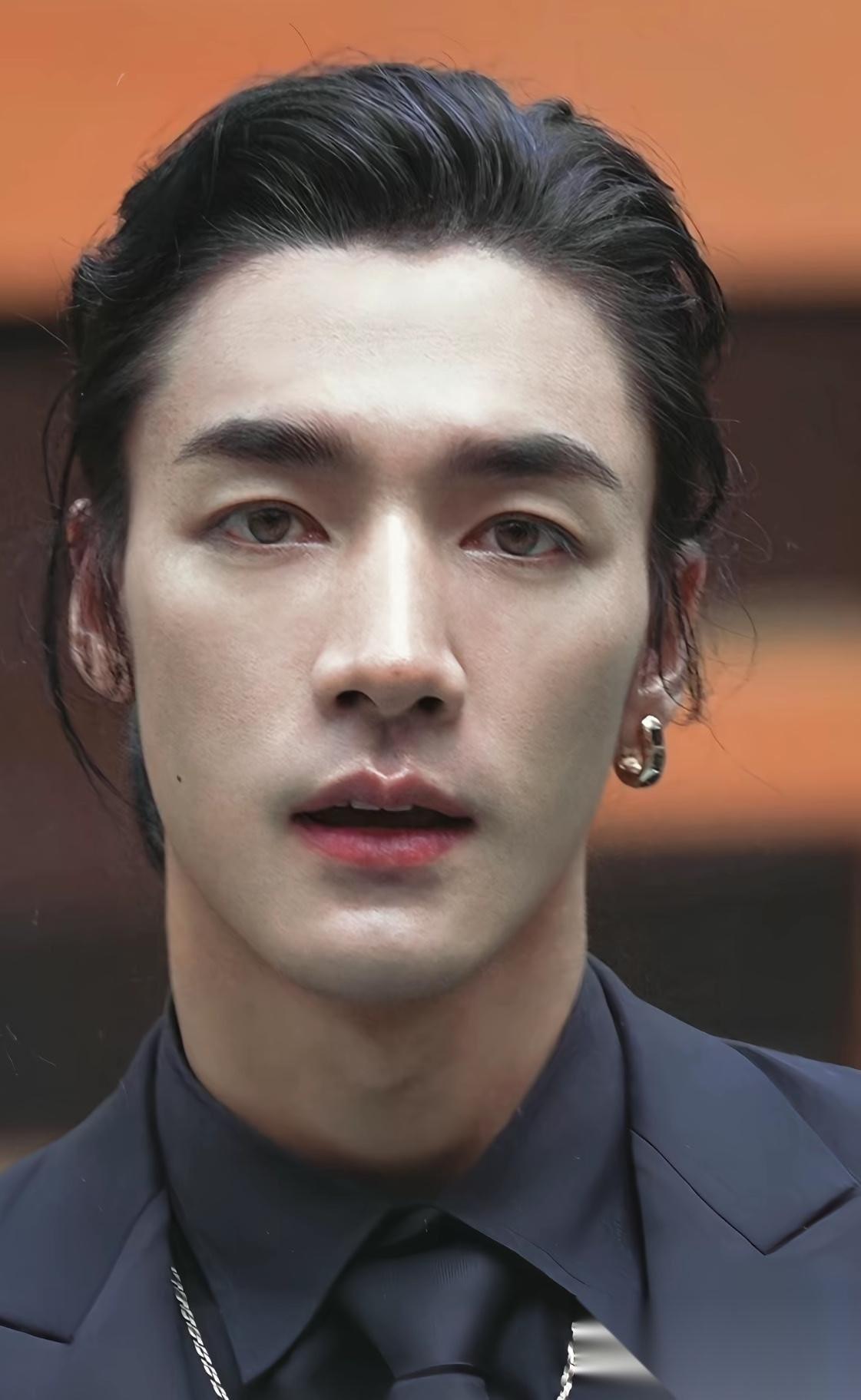 这个从四川小山村走出来的彝族男孩
既没有显赫的家世
也没有逆天的资源
到底是如何